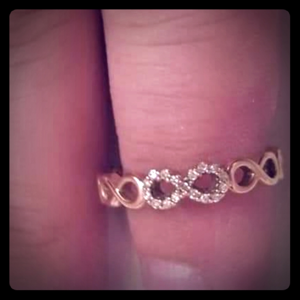 Rose Gold Forever ring withdiamonds